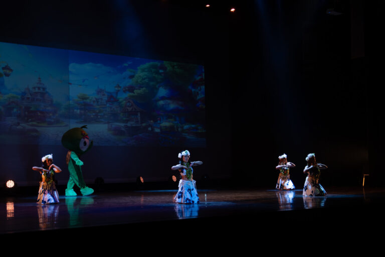 《魔幻時空》中壢藝術館音樂廳,森林投影布景前的群舞