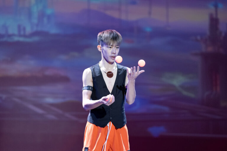 《魔幻時空》中壢藝術館演出,拋接球特技