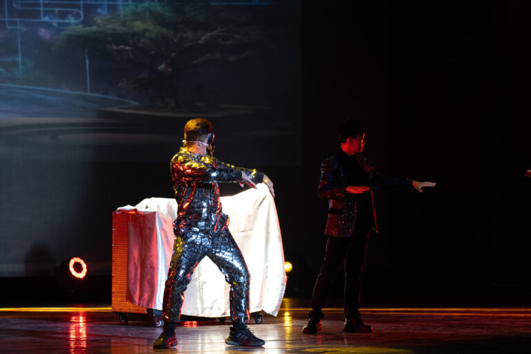 《魔幻時空》中壢藝術館,特務演出段落揭開白布