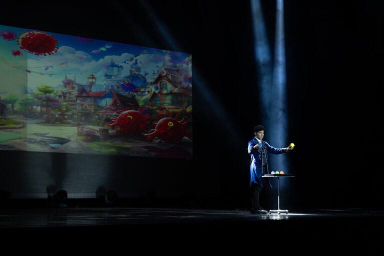 《魔幻時空》中壢藝術館音樂廳,魔法師在童話城堡投影前施法