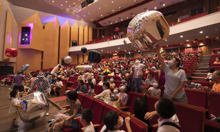 《魔法師的考驗-地球危機!》2024 嘉義市政府文化局音樂廳,毒藥精靈段丟出大型銀色氣球,觀眾席伸手接球