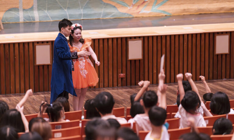 《魔法師的考驗-地球危機!》2024 嘉義市政府文化局音樂廳,魔法師與公主在台前,台下小朋友舉手搶答