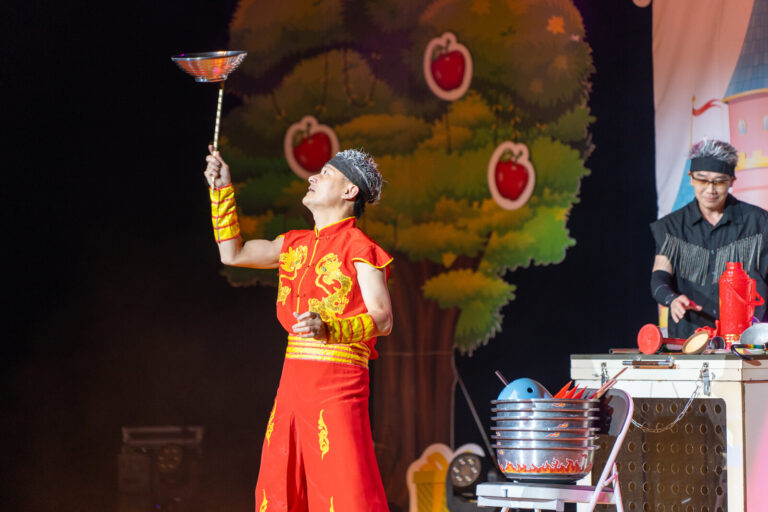 《魔幻嘉年華》新莊文化藝術中心演藝廳,紅衣特技演員手指頂著旋轉鐵盆