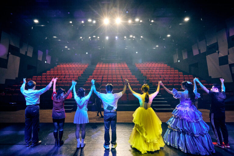 《魔幻嘉年華》樹林藝文中心演藝廳謝幕,演員手牽手面向燈光與觀眾席