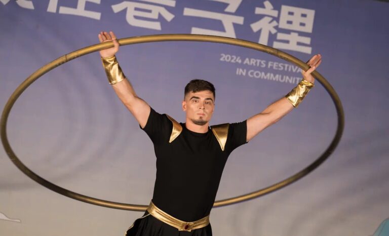 《魔幻時空》臺北大安區戶外演出,特技演員表演大環