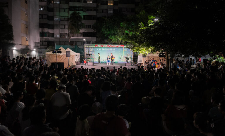 臺北大安區《魔幻時空》夜間戶外舞台與觀眾人潮