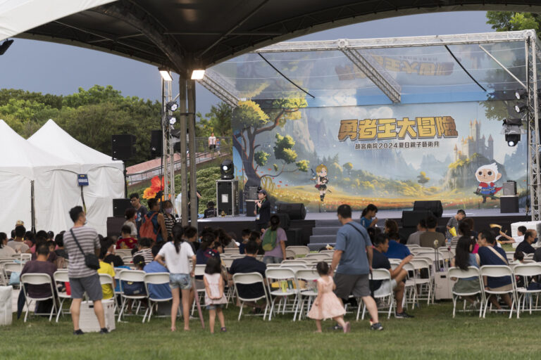 《勇者王大冒險》故宮南院,傍晚開演前草地上的白色棚架舞台,觀眾陸續入座