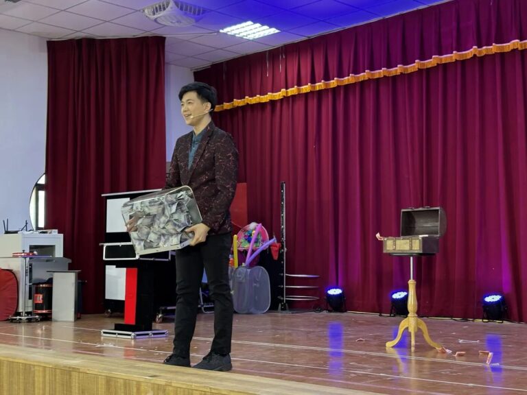 花蓮《魔幻兄弟》魔術師在壽豐鄉文化中心舞台表演