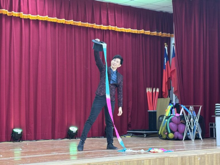 花蓮玩藝列車《魔幻兄弟》,魔術師表演口吐彩帶