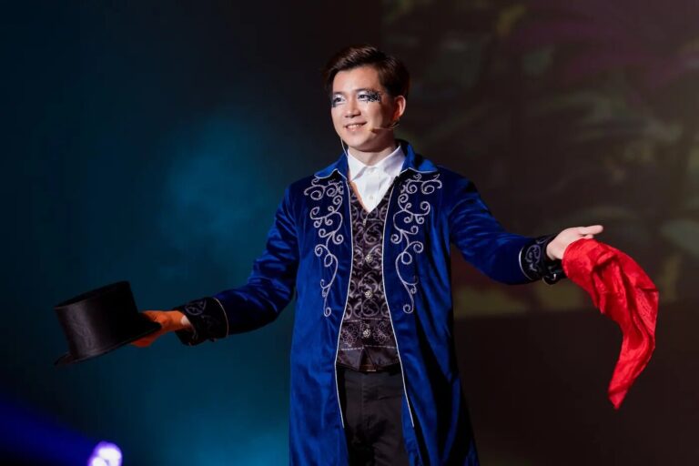 葫蘆墩文化中心《魔法師的考驗》魔法師拿著禮帽與紅絲巾登場