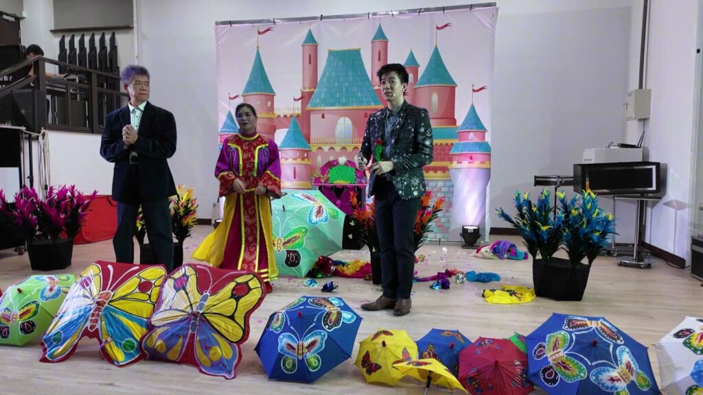 臺中石岡旅客服務中心《魔法時光》演出結尾,演出人員與滿地彩傘
