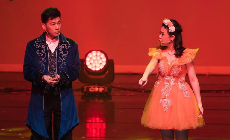 桃園展演中心《魔法師的考驗》紅色燈光下的魔法師與公主