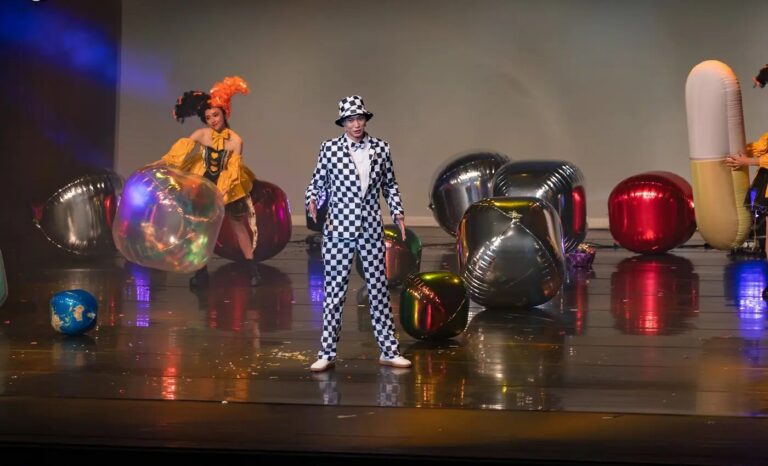 桃園展演中心展演廳《魔法師的考驗》毒藥精靈段落與滿台氣球