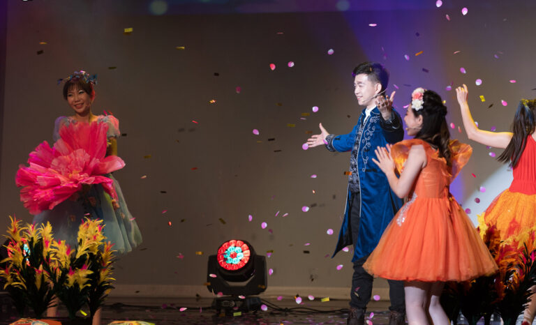 桃園展演中心展演廳《魔法師的考驗》花園場景彩紙落下
