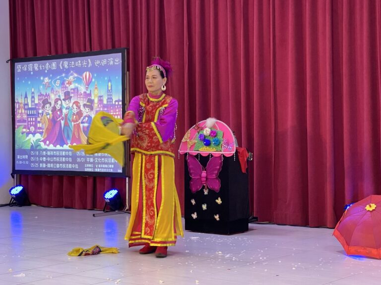 2024 桃園社區小巡演《魔法時光》，戲曲造型演員在社區舞台演出