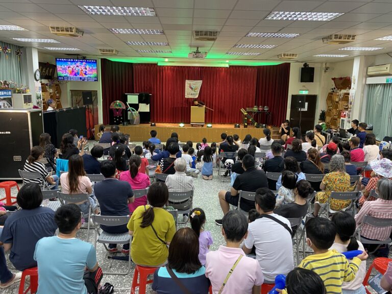 桃園中壢區《魔法時光》社區演出，舞台與台下觀眾