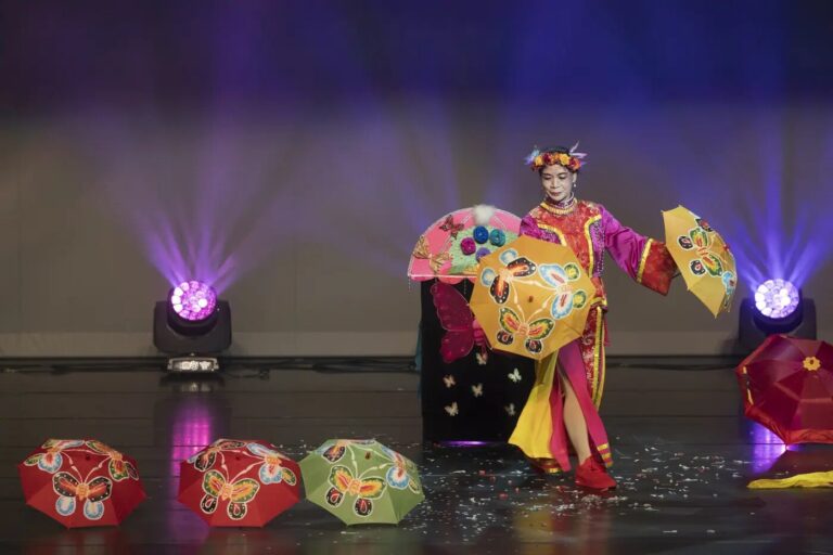 《魔法師的考驗》北藝中心演出，戲曲造型演員的出傘魔術