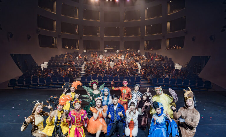 北藝中心球劇場《魔法師的考驗》晚場謝幕，演出人員與觀眾席合影，花瓣飄落