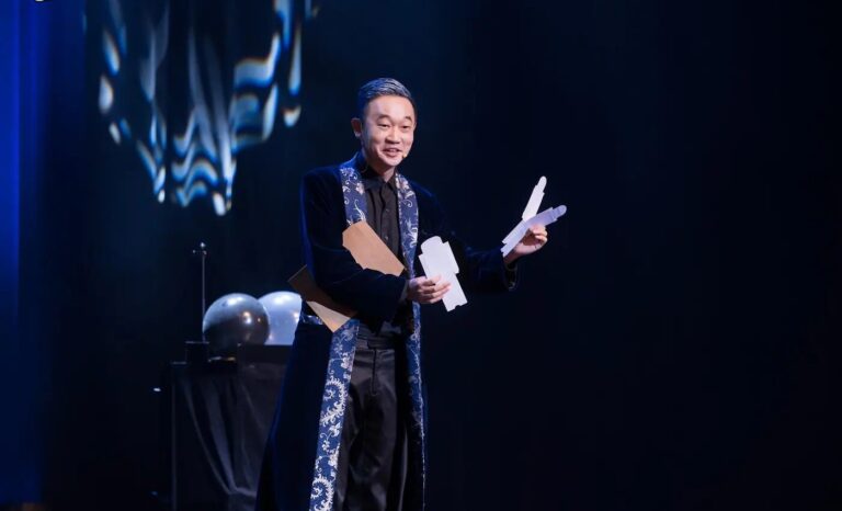 《全明星魔術秀》臺南新營文化中心演藝廳,魔術師拿著紙張與信封表演