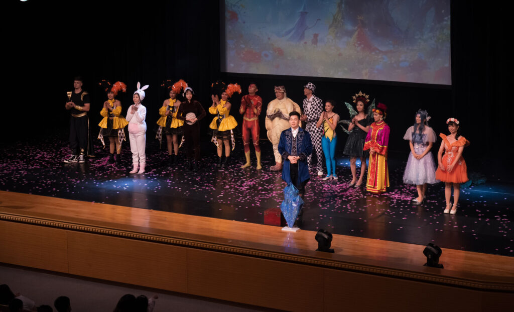 《魔法師的考驗－地球危機！》新北市新莊文化藝術中心演藝廳謝幕，全體演出人員在灑滿花瓣的舞台上