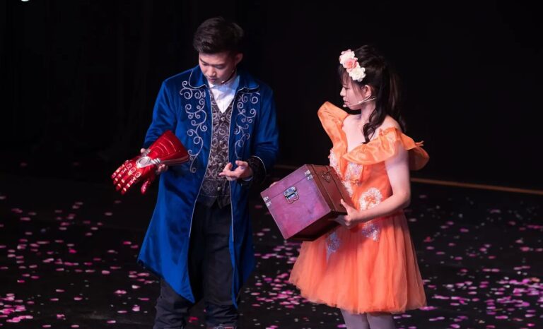 新莊文化藝術中心《魔法師的考驗》魔法師與公主捧著寶箱