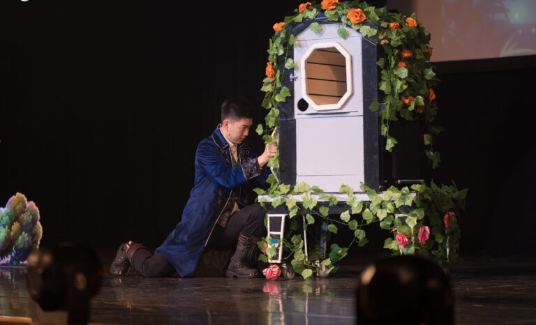 《魔法師的考驗》新莊場開場，魔法師在花拱門魔術箱前施法