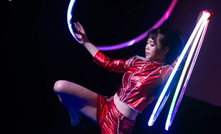 新莊文化藝術中心演藝廳《魔法師的考驗》紅衣舞者的 LED 呼拉圈
