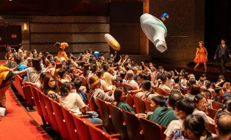 員林演藝廳《魔法師的考驗》大型充氣道具拋進觀眾席