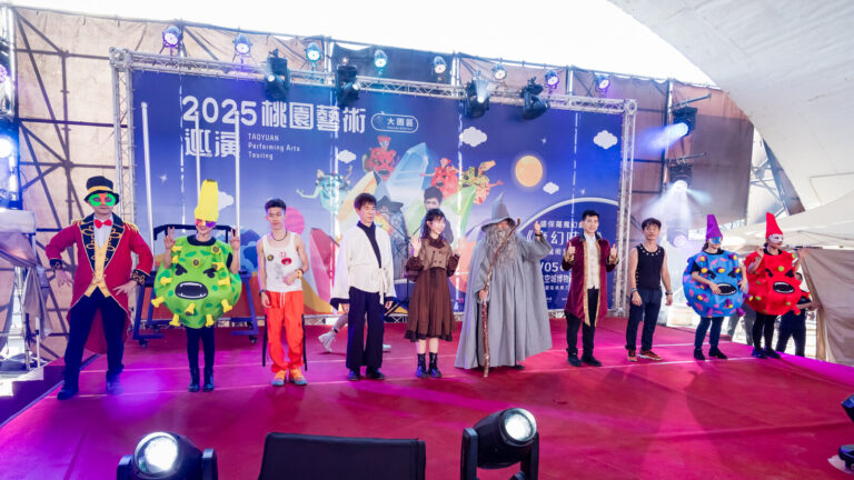 《魔幻時空》大園航空城戶外舞台謝幕,病毒魔王、病毒軍團、甘道夫等全體角色在背板前一字排開