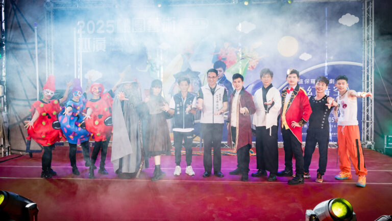 《魔幻時空》2025 桃園藝術巡演大園場開場,貴賓與演出人員在舞台上合影