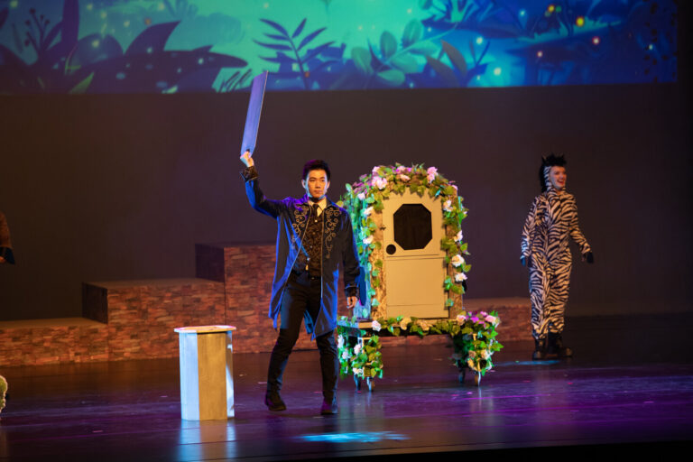 《魔法師的考驗-地球危機!》歸仁場第一幕森林相遇,魔法師在花門道具前揮劍