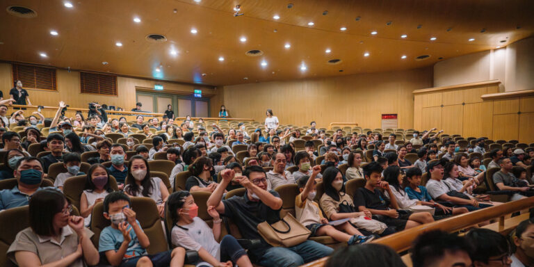 《全明星魔術秀》新竹市文化局演藝廳，坐滿大人小孩的觀眾席