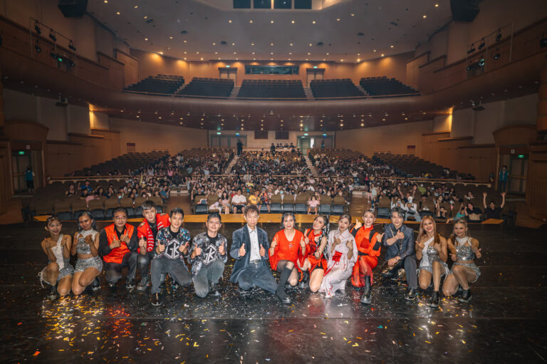 《全明星魔術秀》新竹市文化局演藝廳謝幕，全體演出者蹲在滿地彩紙的台前，背後是二層觀眾席