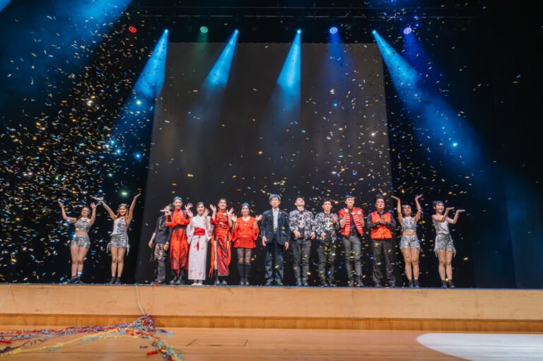 《全明星魔術秀》新竹市文化局演藝廳謝幕，紙花灑下，全體演出者在藍色光束下一字排開