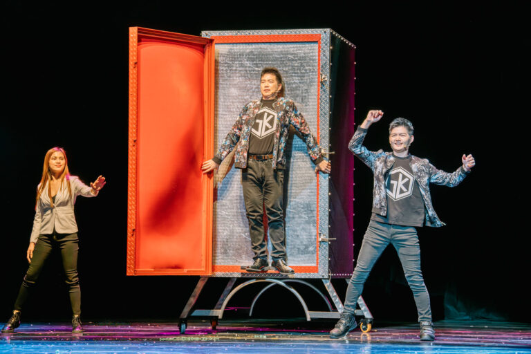 《全明星魔術秀》新竹市文化局演藝廳，魔幻兄弟〈鋼板穿越〉，紅色鐵門框打開，一人站在鋼板框內