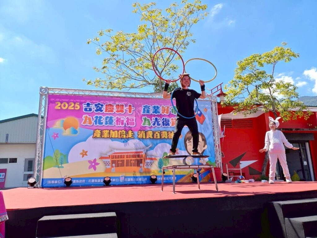 《兔兔的紅蘿蔔不見了！》2025 花蓮吉安好客藝術村戶外舞台，猴子角色站在高台上轉呼拉圈，兔兔在旁