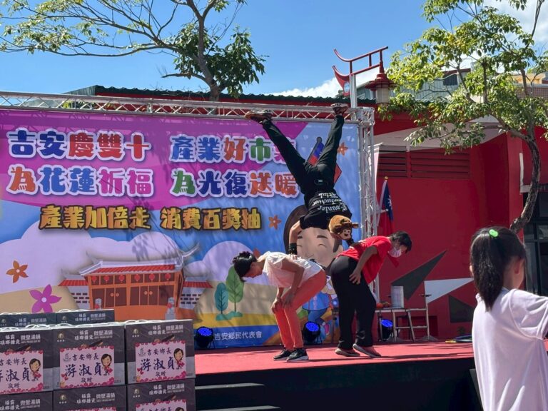 《兔兔的紅蘿蔔不見了！》吉安好客藝術村，猴子特技演員在舞台上手倒立