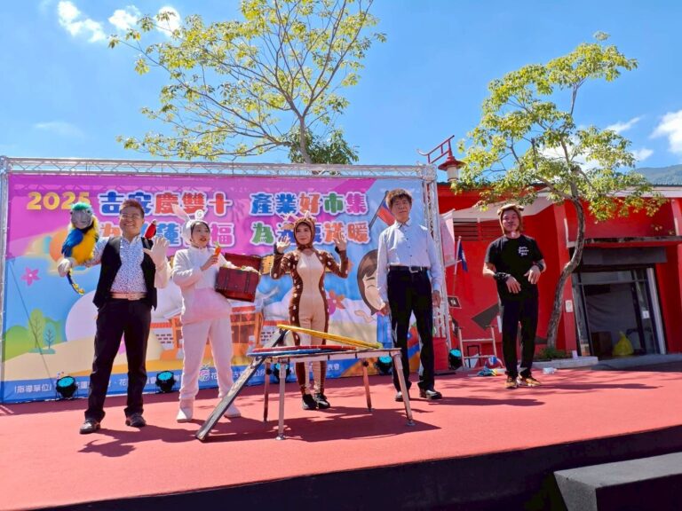 《兔兔的紅蘿蔔不見了！》花蓮吉安慶雙十活動，全體角色與兩位活動來賓在台上表演魔術道具