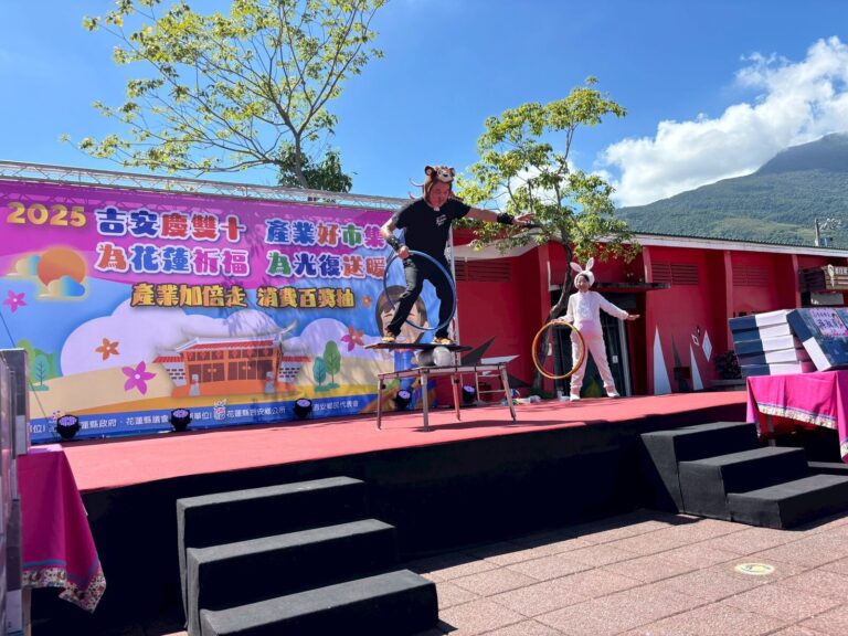 《兔兔的紅蘿蔔不見了！》吉安好客藝術村戶外舞台側面遠景，猴子在高台上、兔兔拿呼拉圈