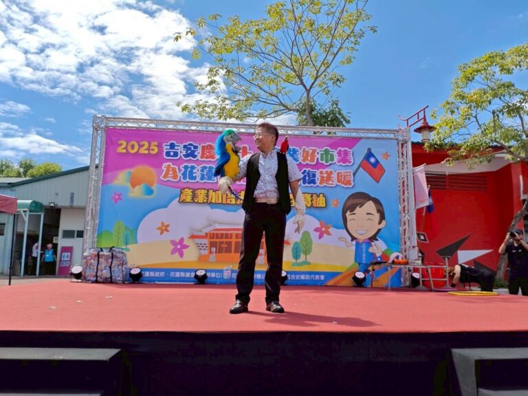 《兔兔的紅蘿蔔不見了！》吉安場，魔法師在背板前表演