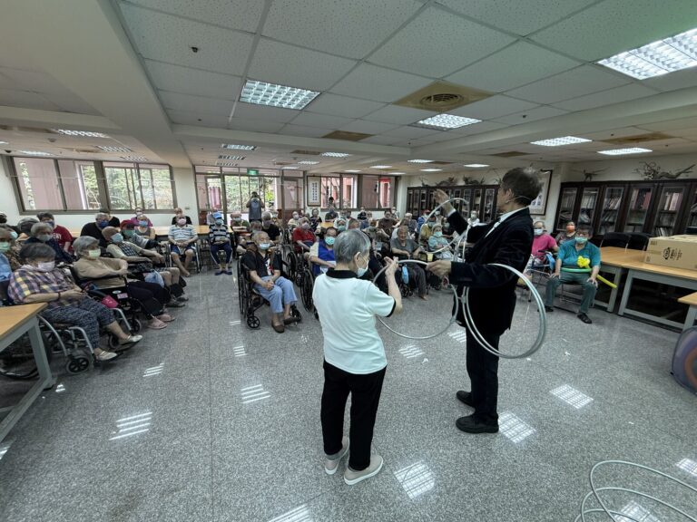 《魔法時光》楊梅桃園仁愛之家，長輩上台和魔術師一起玩鋼環魔術
