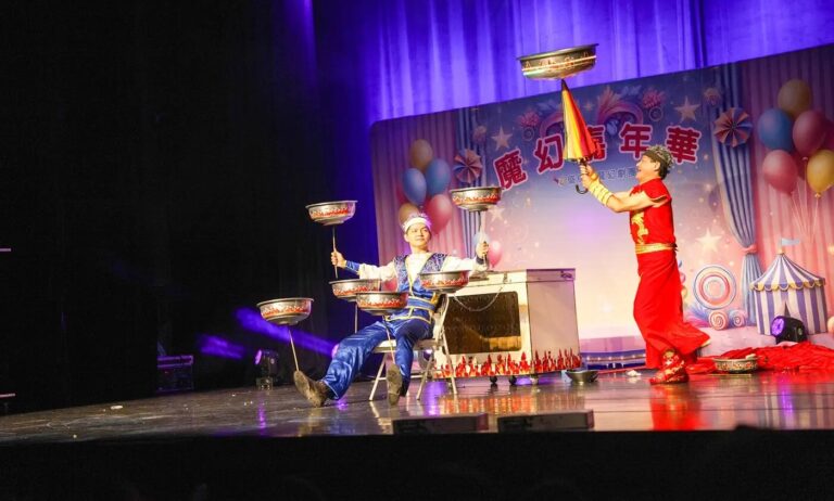 《魔幻嘉年華》桃園市政府文化局演藝廳,兩位特技演員在背板前轉盤子