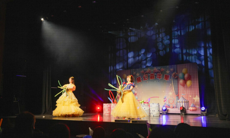 《魔幻嘉年華》桃園市政府文化局演藝廳,兩位黃色禮服的氣球天使在台上做造型氣球