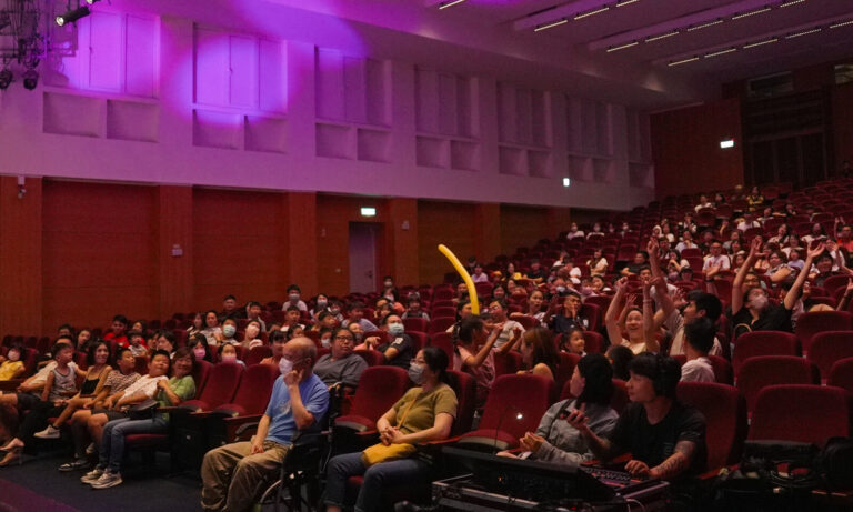 《魔幻嘉年華》桃園市政府文化局演藝廳觀眾席,觀眾舉著造型氣球