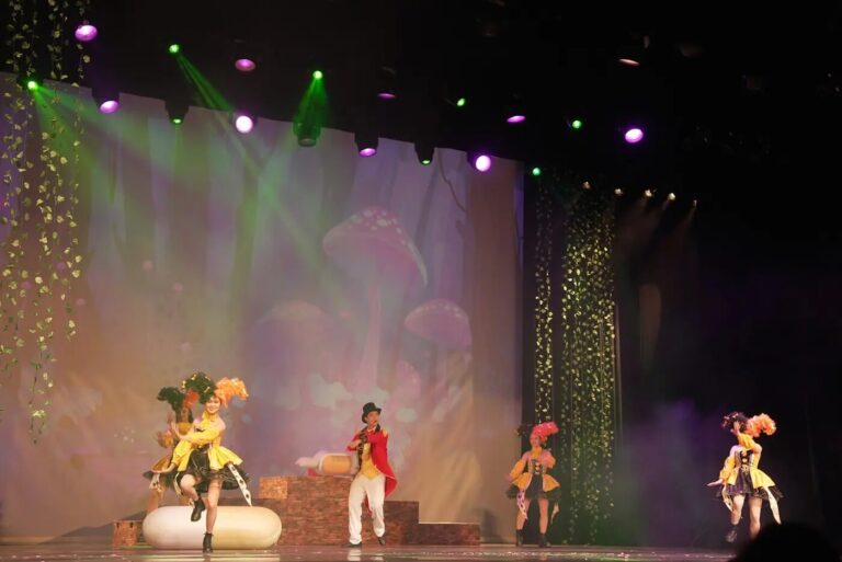 《魔法師的考驗-地球危機!》桃園展演中心,花草精靈段落黃衣小花與紅衣魔術師在蘑菇投影前群舞