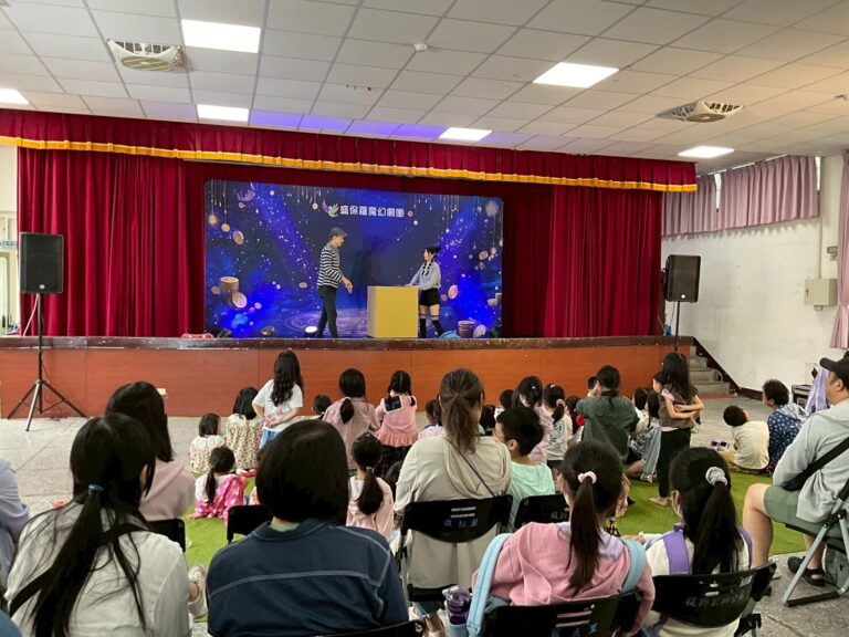 《怪盜神偷》平鎮文化市民活動中心,觀眾坐在座椅與草皮上看演出的全景