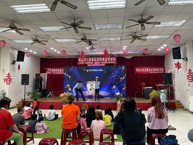 《怪盜神偷》八德瑞祥市民活動中心遠景,觀眾坐在紅色板凳與草皮上