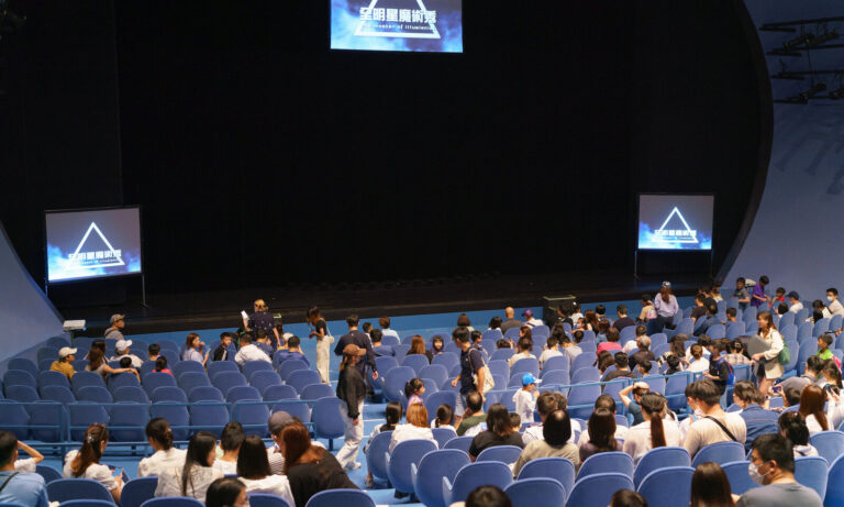 《全明星魔術秀》開演前,觀眾陸續走進臺北表演藝術中心球劇場入座