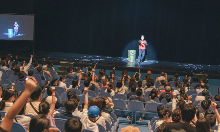 《全明星魔術秀》臺北表演藝術中心球劇場,從觀眾席後方看,觀眾舉手搶著參與