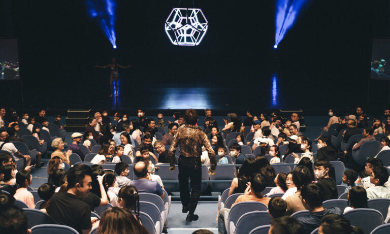 《全明星魔術秀》臺北表演藝術中心球劇場,十二面體發光框吊在舞台上方,魔術師走進觀眾席